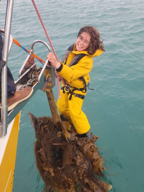When the hold is a little too strong…send the pro crew to untangle the weed & dirt off the anchor! 

Aboard SV Sea Dragon @panexplore