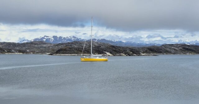 Swipe right ➡️ for video view from the top of the mast! 
Rig Check 👍 

The crew went to shore to visit an abandoned village. All back onboard and counted for 👻 

#expedition #sailing #panexplore #adventure #greenland